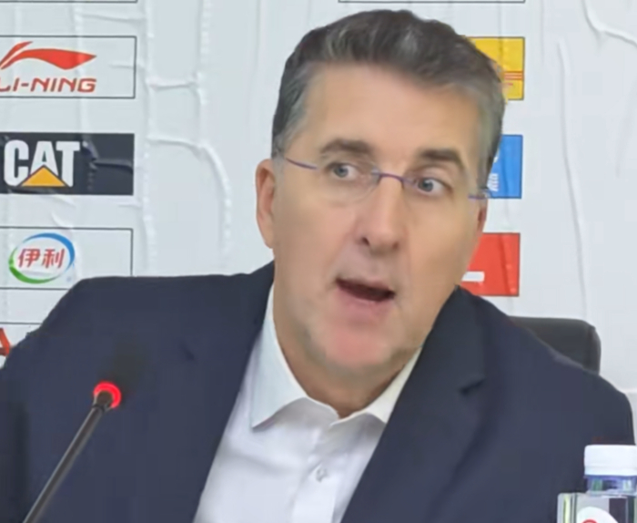 胜四川发布会！格兰认可3潜力小将+力挺西尔扎提，吴冠希寄语健康|冯傲|四川男篮|篮板|新疆男篮|球队_新浪体育_新浪新闻