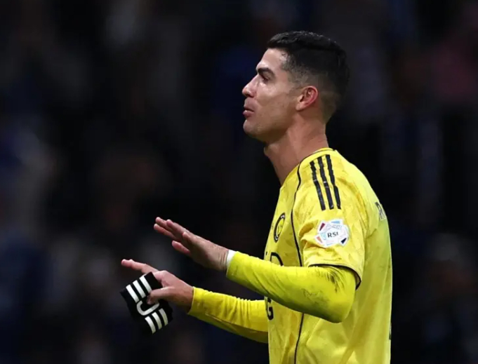 2027年退役？C罗未来突变！权威媒体报道，世界杯封神成最后目标|克里斯蒂亚诺·罗纳尔多|沙特|保罗-马尔蒂尼|利雅得胜利足球俱乐部|持股人_新浪体育_新浪新闻