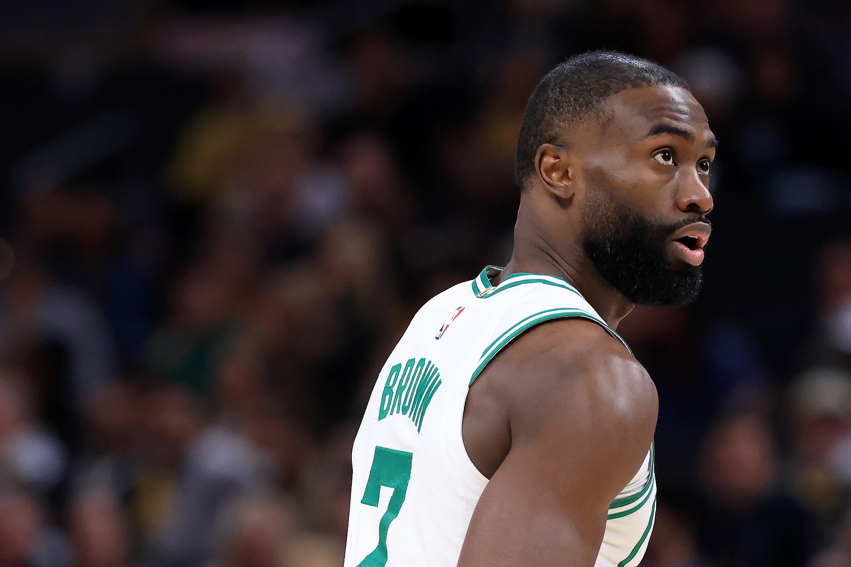 开云体育APP-依旧稳定！杰伦·布朗29中15砍下33分11板3助 仅2次罚球